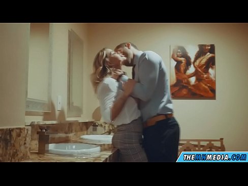 ❤️ Pamene blonde wabusty akunyengererani m'chimbudzi cha anthu onse ❌ zolaula ny.pornfuror.ru ❌